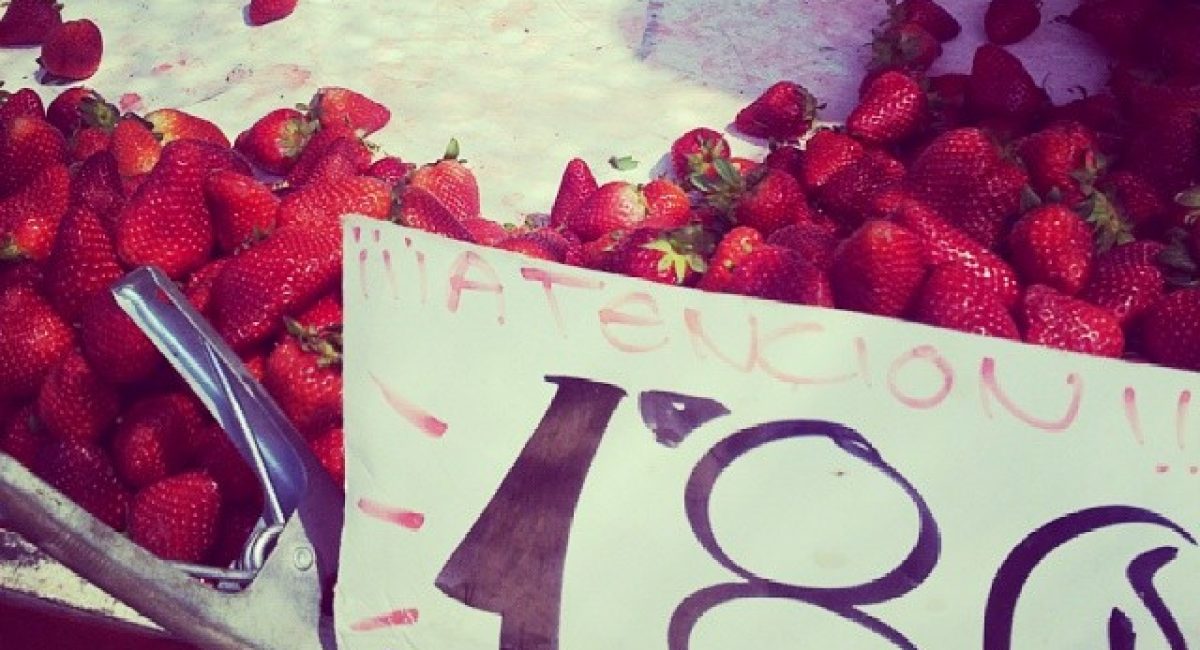 Venta de fresas en un mercado marítimo.